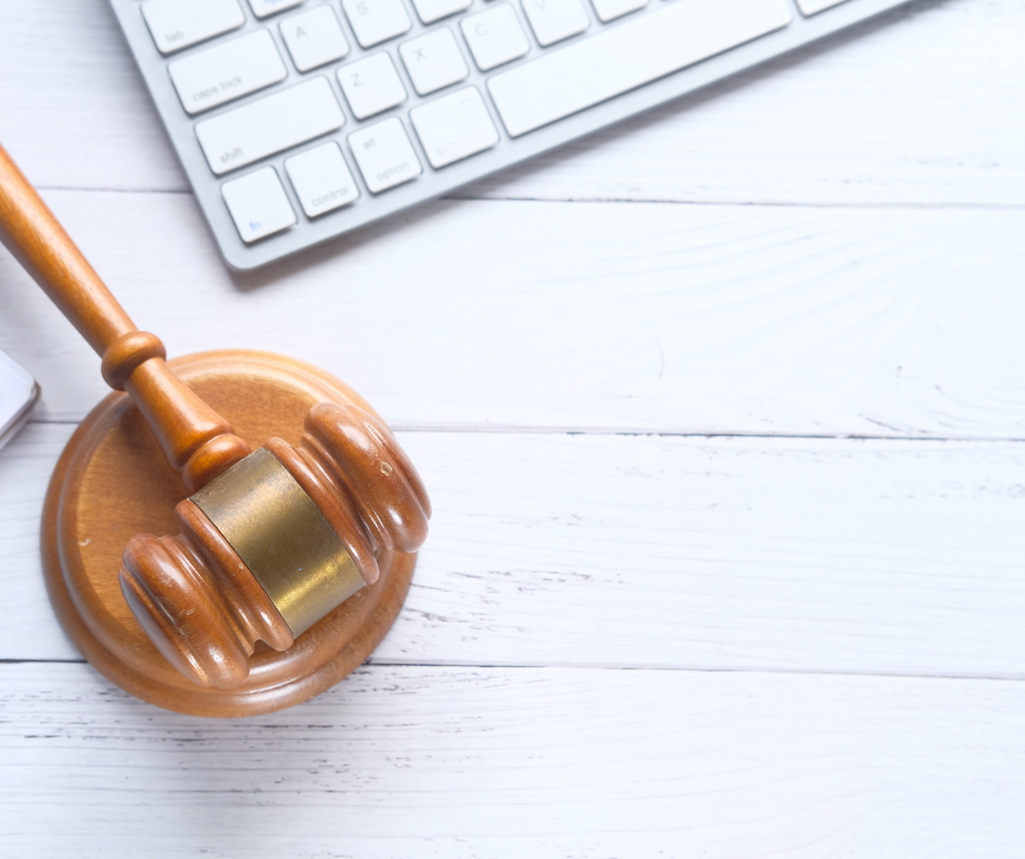 "Sudijski čekić i tastatura na stolu – simbol digitalne fiskalizacije i zakonske regulative."