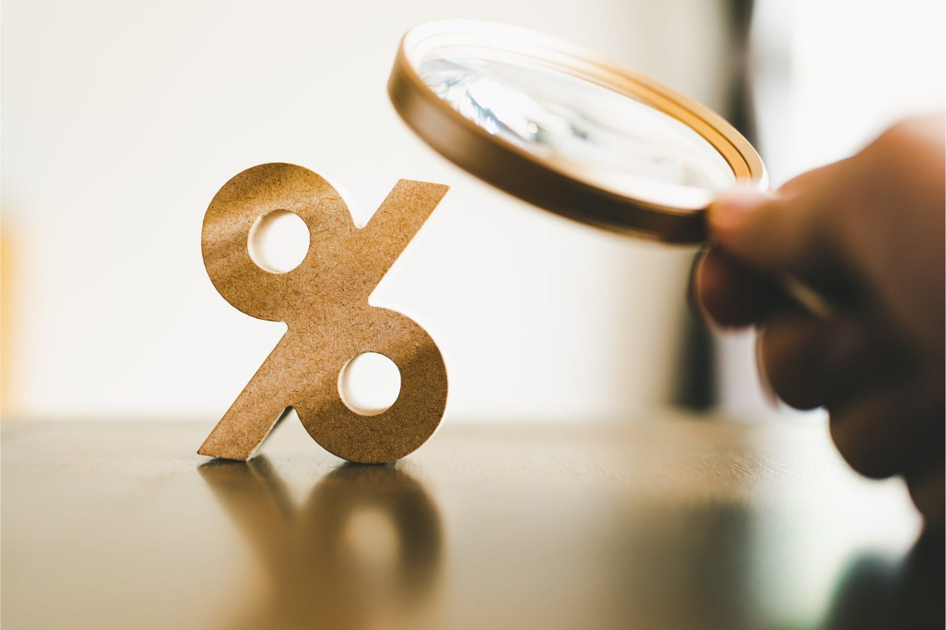 Na slici se nalazi procenat koji simbolizuje referentnu kamatnu stopu.