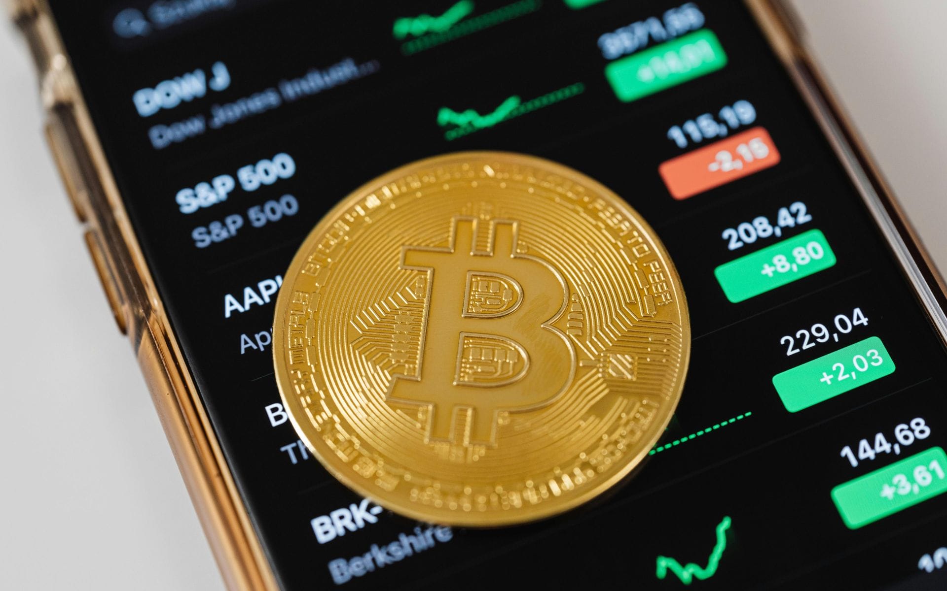 bitcoin, telefon na katerem je odprta aplikacija za trgovanje s kriptovalutami