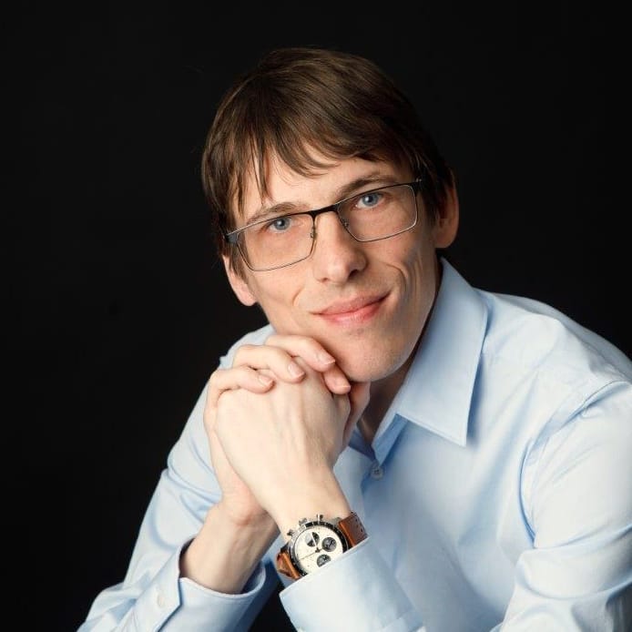 Na slici je predavač webinara Microsoft Copilot, Jure Forstnerič 