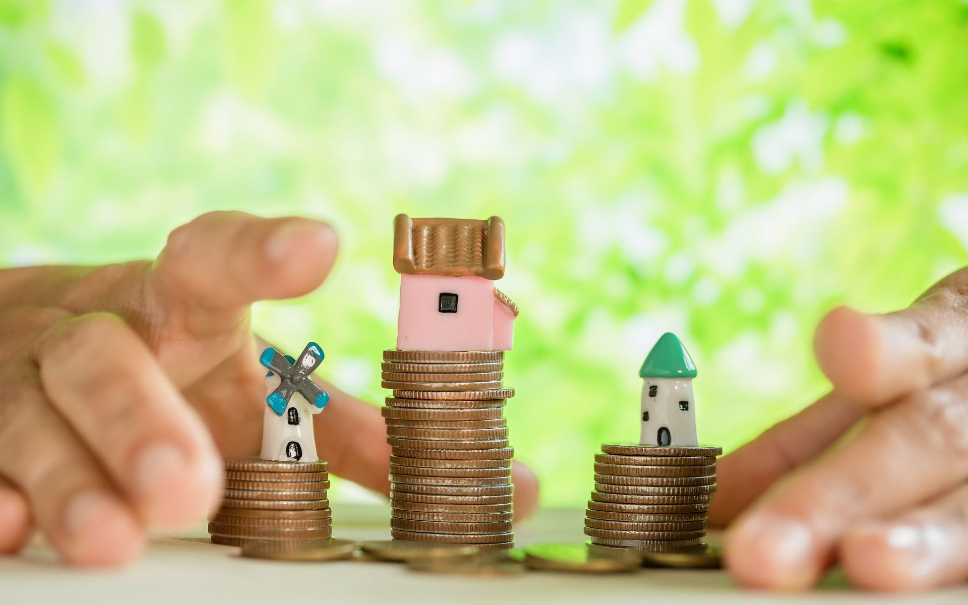 kupi kovancev na vrhu so hišice, roke, mikrokrediti