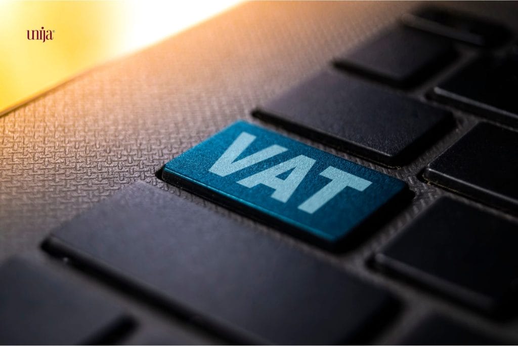 Deo tastature laptopa sa istaknutim tasterom plave boje na kojem piše „VAT“ (skraćenica od Value Added Tax), što simbolizuje porez na dodatu vrednost (PDV).