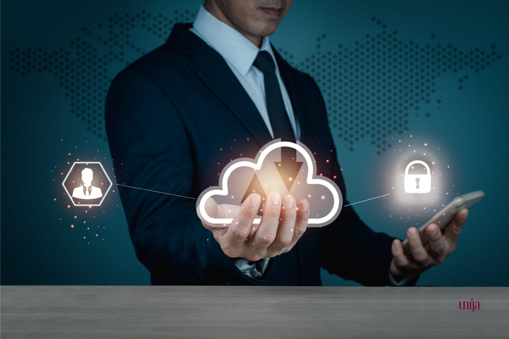 Čovek u poslovnom odelu drži telefon u jednoj ruci, dok u drugoj ruci drži ilustraciju oblaka, koja simbolizuje cloud tehnologiju. Sa strane se nalaze još dve ilustracije, pri čemu jedna prikazuje siluetu čoveka, a druga katanac. Ilustracije se odnose na ePečat u klaudu.