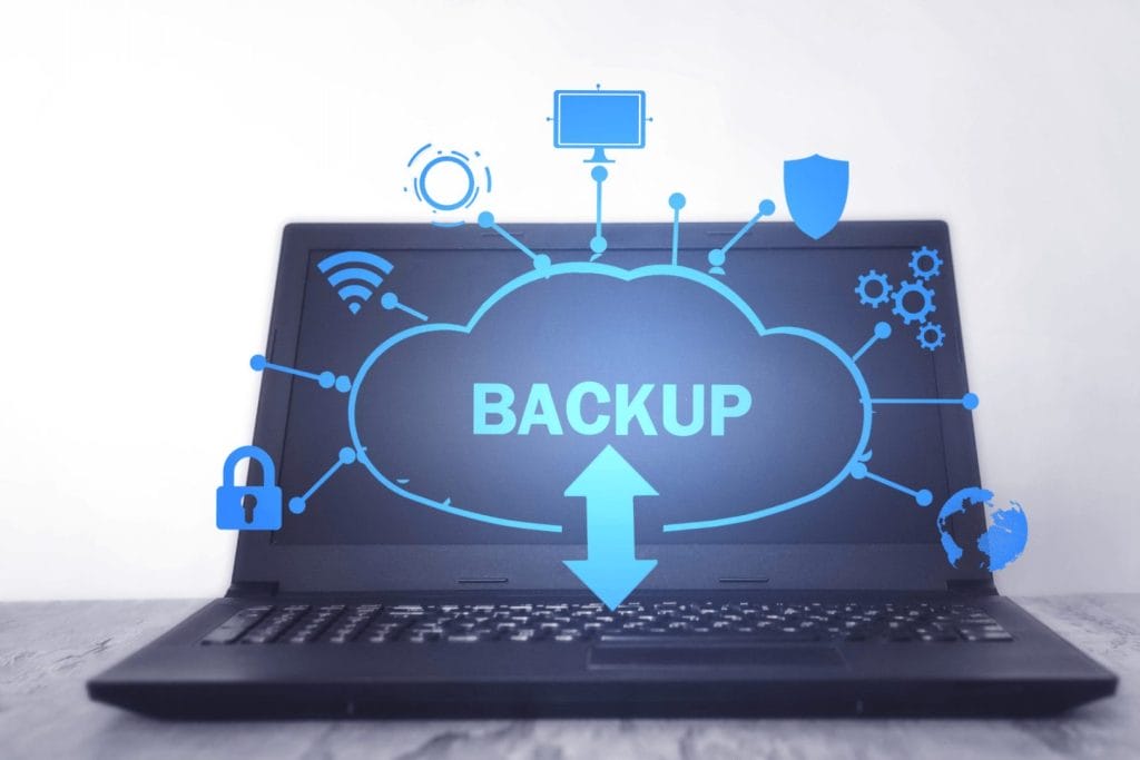 Koncept sigurnosnih kopija podataka prikazan sa simbolom oblaka,