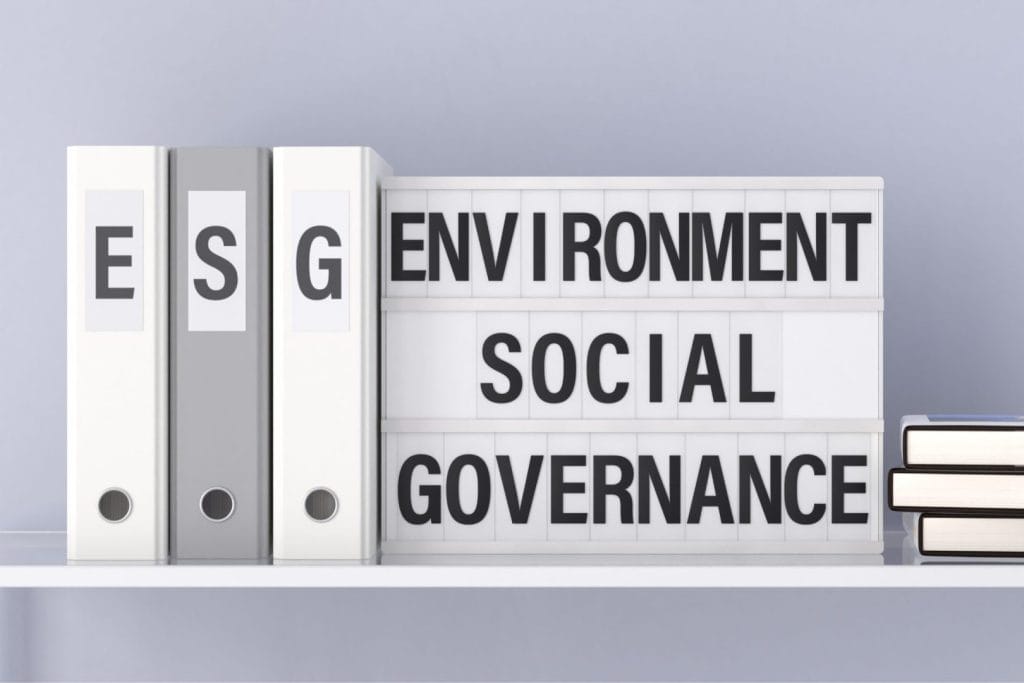 Police s ESG registratorima i natpisima "Environment, Social, Governance" – ključni aspekti ESG strategije za održivo poslovanje.