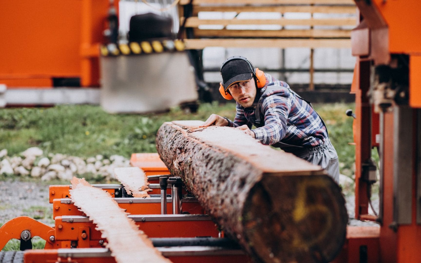 Delavec, ki upravlja avtomatsko žago v lesnopredelovalni industriji. Razpis za vavčer.