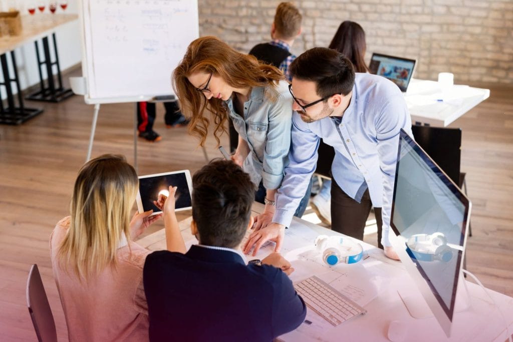 Poslovni tim sudjeluje u edukaciji o rješenjima za kibernetičku sigurnost, koristeći tablet i računalo za analizu podataka.