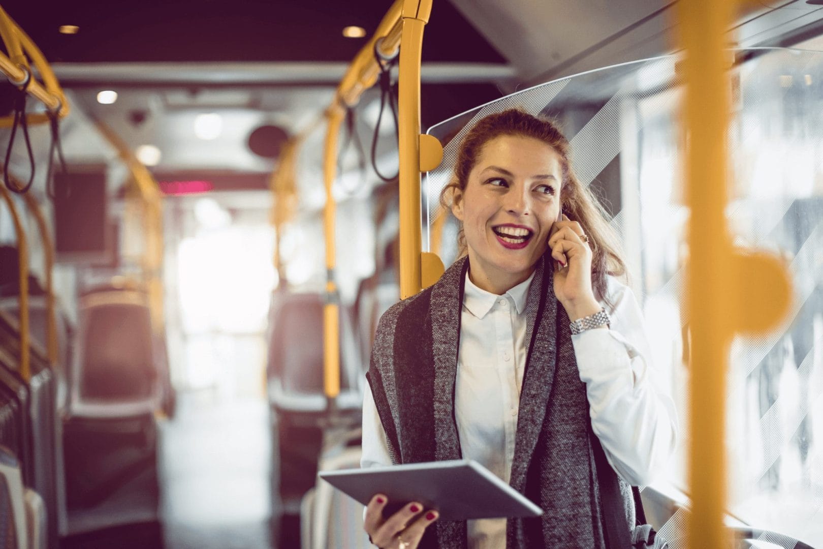 Poslovna žena u gradskom autobusu. Ilustracija simbolizuje besplatan javni prevoz u Beogradu.