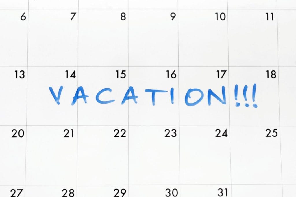 Kalendar sa natpisom "vacation", što simbolizuje godišnji odmor.