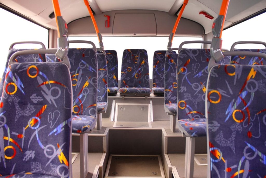 Unutrašnjost autobusa. Ilustracija simbolizuje gradski prevoz.