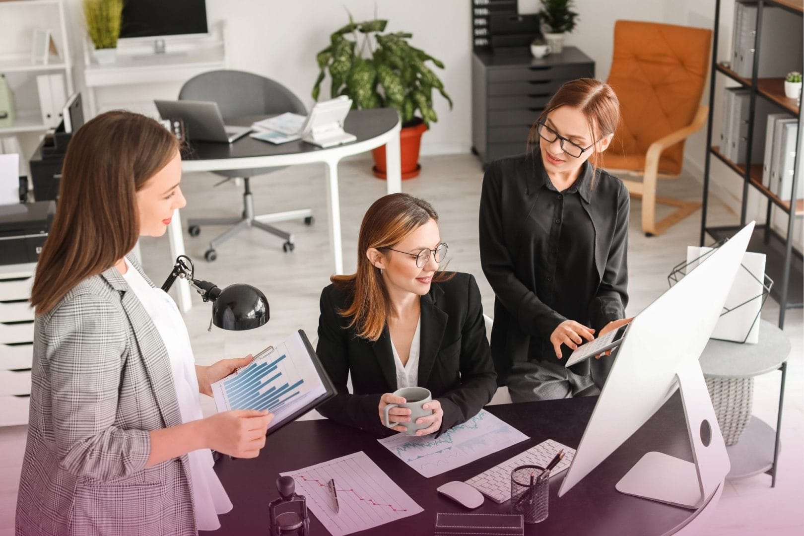 Računovodstvo u Beogradu – tri profesionalne računovođe analiziraju finansijske izveštaje u kancelariji.