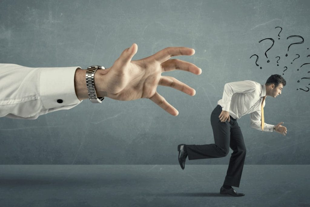 Ruka poslodavca hvata zaposlenog koji trči. Ilustracija simbolizuje otkaz od strane poslodavca.