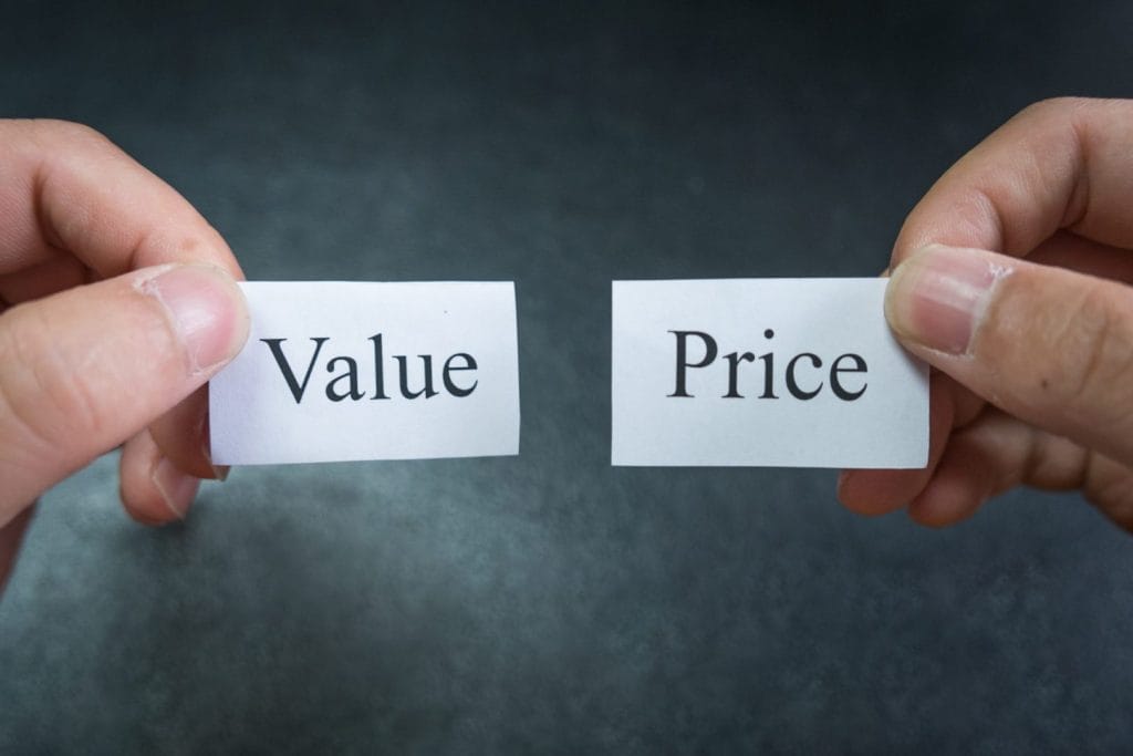 Vrijednost i cijena kompanije prikazane kao dva različita pojma, što oslikava važnu razliku u metodama za procjenu vrijednosti kompanije.