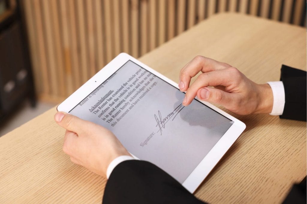 Elektronski potpis u BiH prikazan kroz potpisivanje digitalnog dokumenta na tabletu.