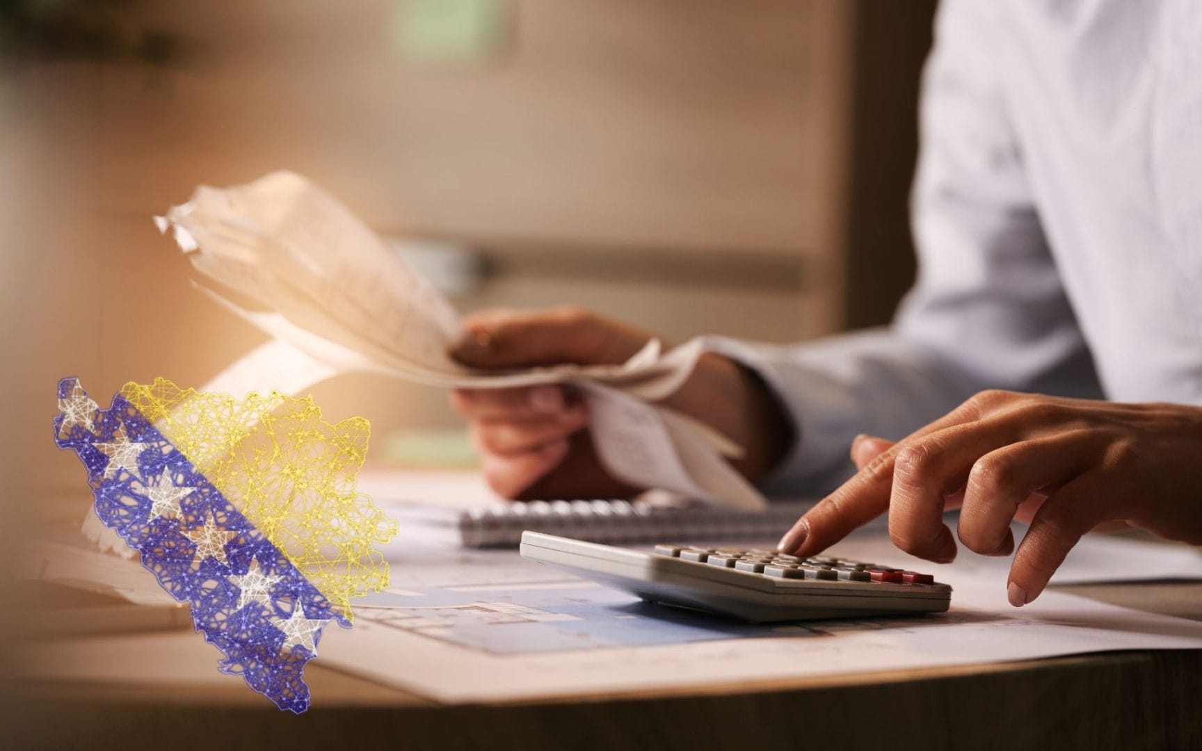 Oseba pregleduje račune in vnaša podatke na kalkulator, v ospredju je simbol Bosne in Hercegovine.