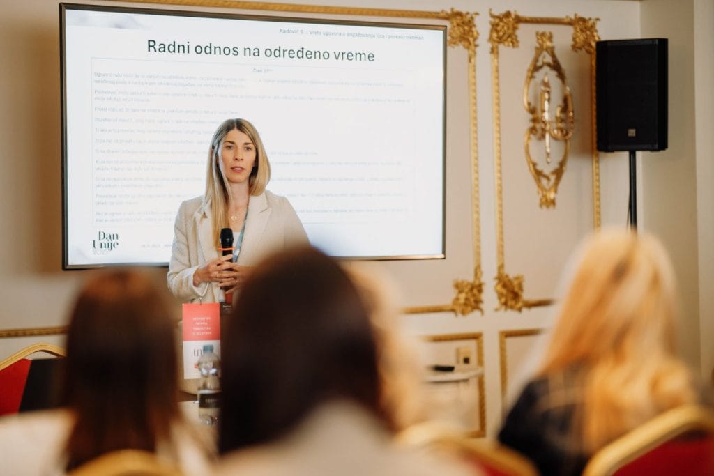 Predavanje o transparentnosti plata u kompanijama koje drži line manager za obračun plata iz Unije ETL, ispred prezentacije o radnom odnosu na određeno vrijeme