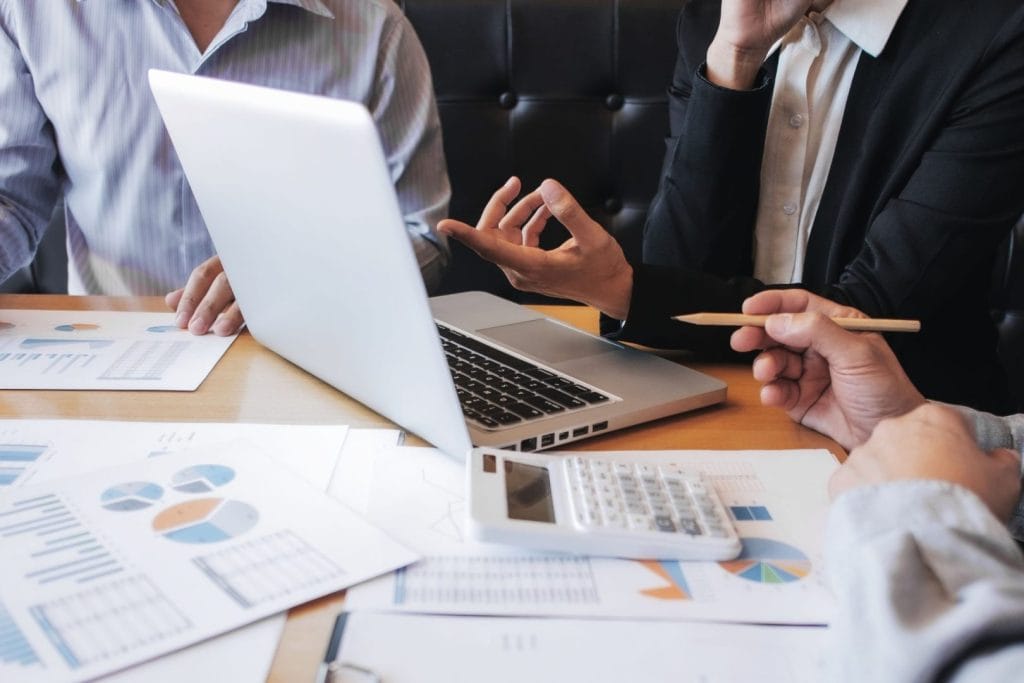 Grafikon na tabletu koji prikazuje digitalnu analizu za prodaju kompanije.