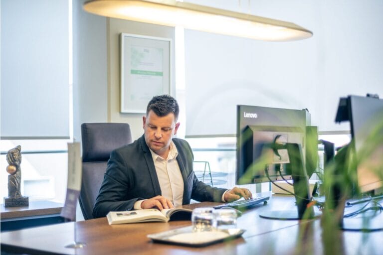 Preduzetnik radi u kancelariji, priprema za prodaju kompanije, ključni koraci u procesu prodaje kompanije.