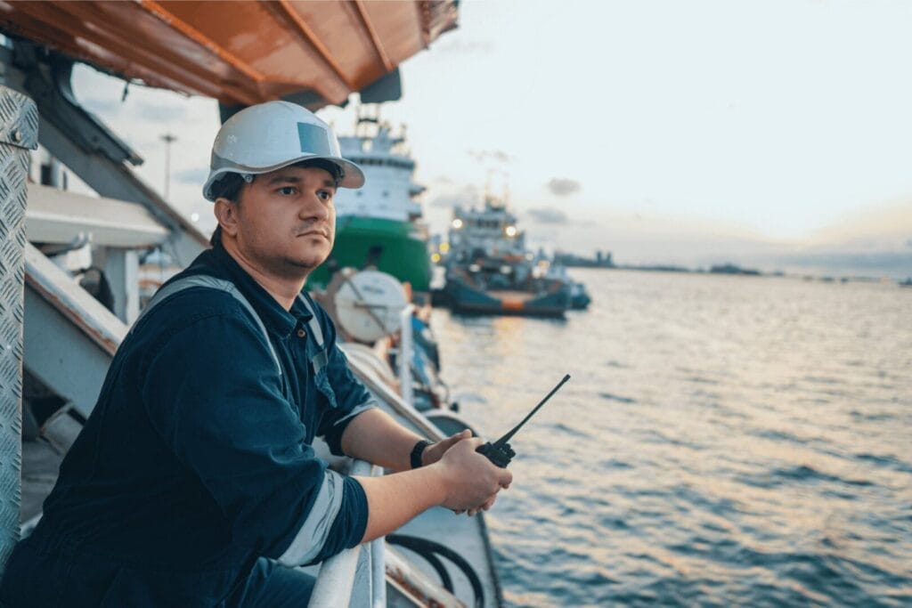 Pomorac na brodu kao ilustracija izmjene zakona u sektoru pomorstva.