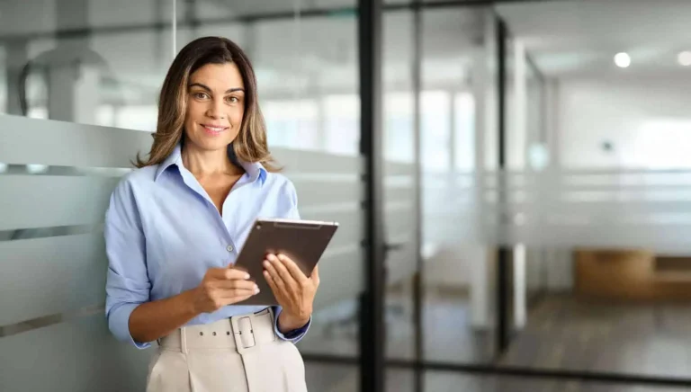 Razmišljate o outsourcingu obračuna plač in zakaj je to lahko prava rešitev za vaše podjetje