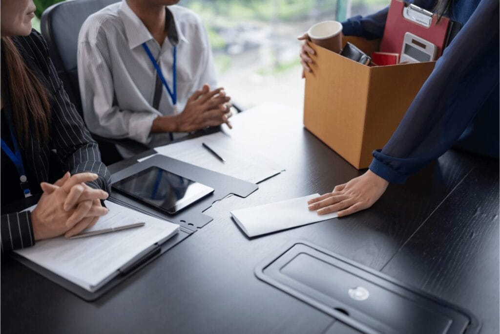 Otkaz ugovora o radu zbog kršenja klauzule zabrane konkurencije.