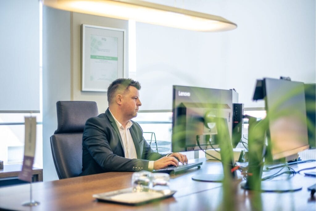 Претставникот на компанијата во канцеларијата управува со деловните процедури и присуството на странскиот пазар.