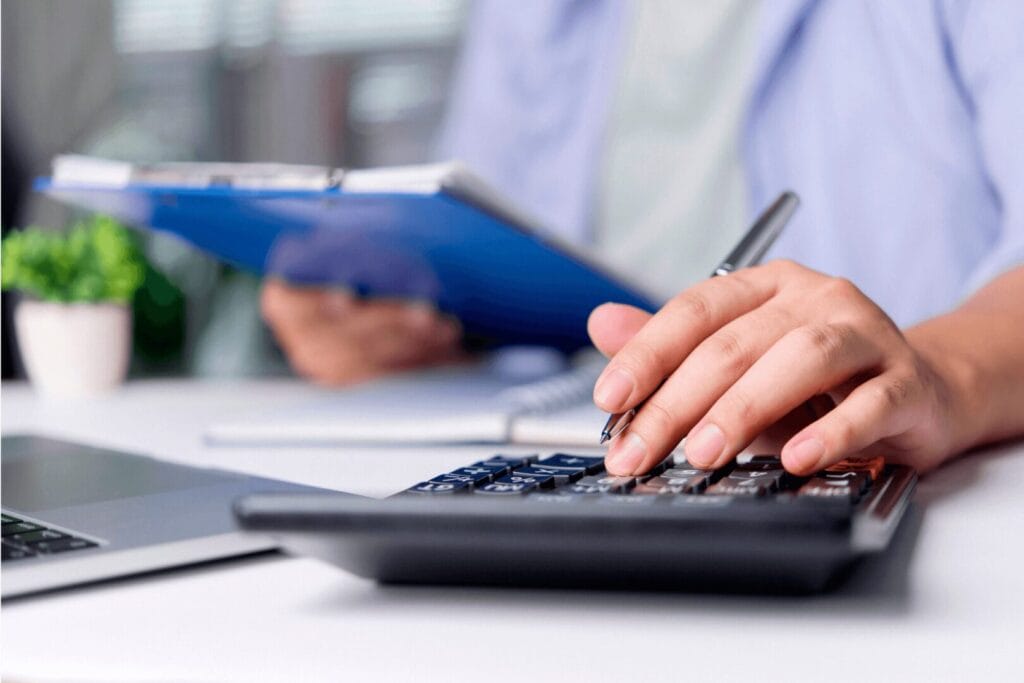 Računovođa za obračun zarada izračunava naknadu za bolovanje koju poslodavac isplaćuje zaposlenom.