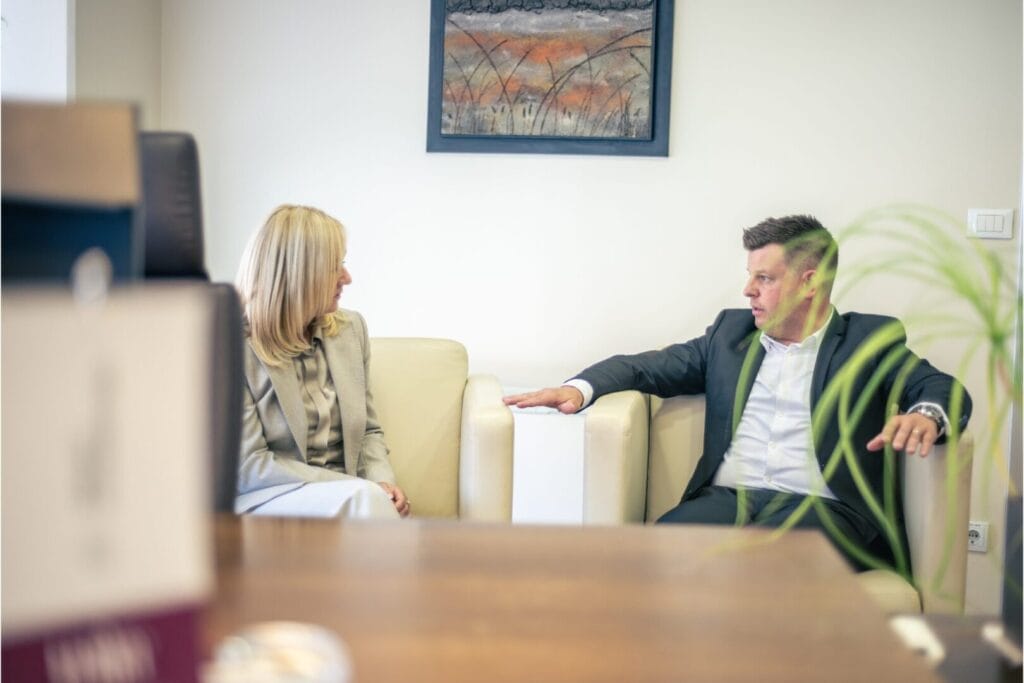 Poslovni razgovor između konsultanta i preduzetnika u kancelariji