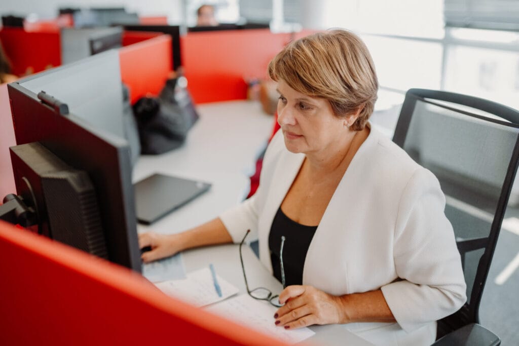 Na slici je stručnjak za obračun zarade zapsolenih i bavi se jubilarnom nagradom