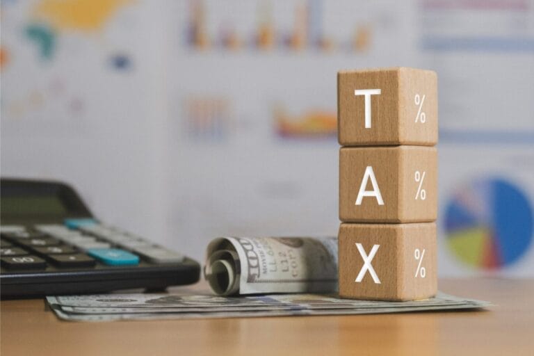 Izmene Zakona o PDV-u prikazane kroz tax blokove, novac i kalkulator