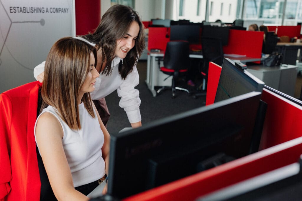 Stručnjaci za obračun zarada se konsultuju u vezi sa obračunom zarada u vezi sa radom na državni praznik