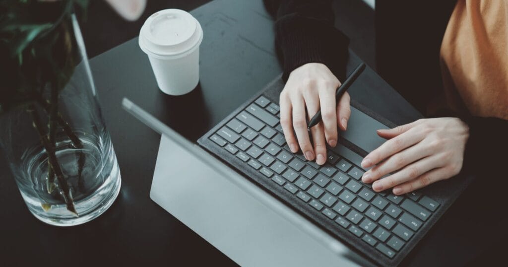 Pregled elektroničkog računa na tabletu uz laptop